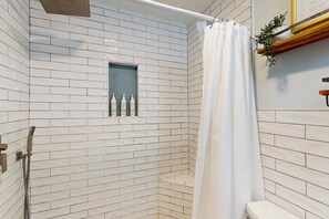 Shower, hair dryer, towels - Cheerful condo with shared pool, close to beach, golf, tennis and shopping (Hilton Head)