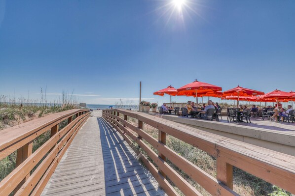 Outdoor dining - Dog-Friendly Condo with pool, golf, and just steps to the beach (Hilton Head)