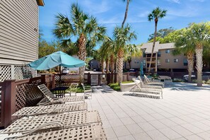 Terrace/patio - Dog-Friendly Condo with pool, golf, and just steps to the beach (Hilton Head)
