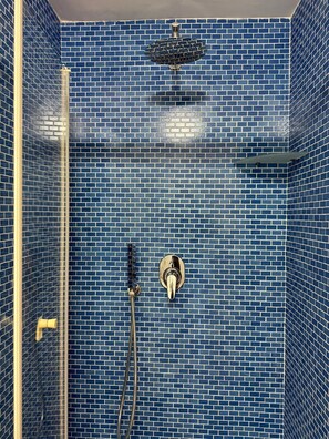 Dusche, Haartrockner, Bidet, Handtücher