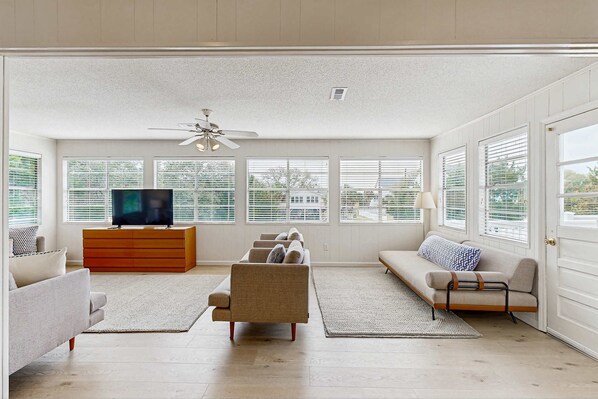 TV, offices - Beach home with huge lawn, open deck, covered patio & grill (Edisto Beach)