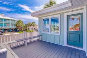 Terrace/patio - Beautiful home across the street from the beach with patio, deck, ocean views (Edisto Beach)