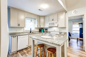Fridge, microwave, oven, stovetop - Spacious Tropical Home w/ Patio, Free WiFi & Screened-In Porch (Edisto Beach)