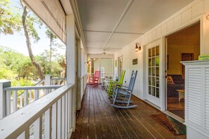 Terrace/patio - Spacious Tropical Home w/ Patio, Free WiFi & Screened-In Porch (Edisto Beach)