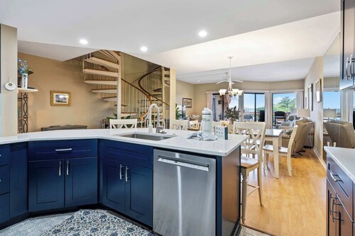 Charming bay view villa with pool, washer/dryer, balcony, TV, & full kitchen