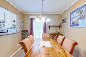 Dining - 2-story condo with on-site pool, golf, tennis, private deck, AC, & W/D (Hilton Head)