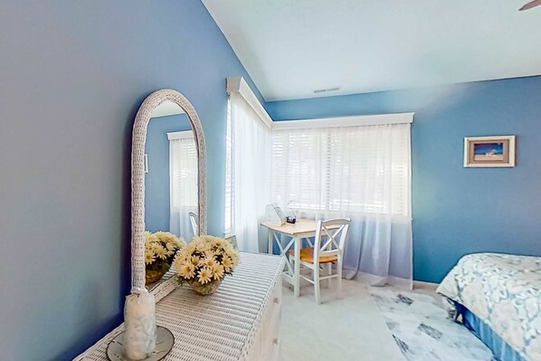 WiFi, bed sheets - 2-story condo with on-site pool, golf, tennis, private deck, AC, & W/D (Hilton Head)