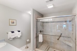 Douche, sèche-cheveux, serviettes fournies