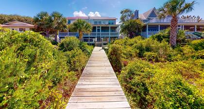 Quiet, oceanfront home with W/D, balcony, patio & great views - dog-friendly
