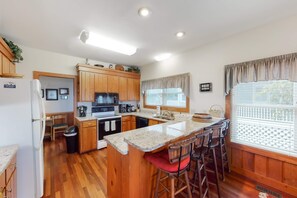 Fridge, microwave, oven, stovetop - Quiet, oceanfront home with W/D, balcony, patio & great views - dog-friendly (Edisto Beach)