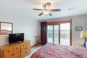 Iron/ironing board, WiFi, bed sheets - Quiet, oceanfront home with W/D, balcony, patio & great views - dog-friendly (Edisto Beach)