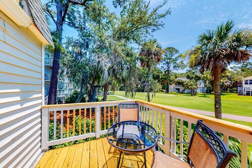 First-floor, dog-friendly condo in golf course setting with back deck & W/D