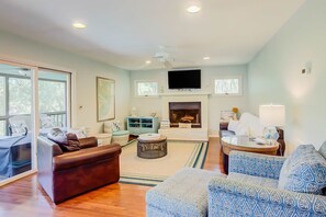 TV - Walk to the Beach Home w/ Private Pool, Great Patio, Ping-Pong, WiFi & W/D (Edisto Beach)