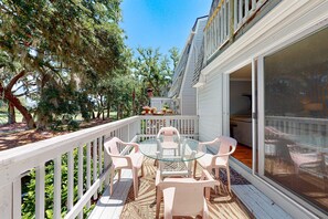 Outdoor dining - Beautiful Dog-friendly condo with full kitchen, free wifi and golf course views (Edisto Beach)