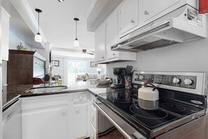 Fridge, microwave, oven, stovetop - Beautiful Dog-friendly condo with full kitchen, free wifi and golf course views (Edisto Beach)