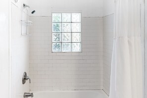 Een douche, een haardroger, handdoeken