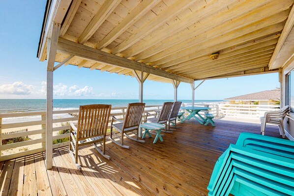 Property grounds - Beautiful Home Right On the Beach w/ Private W/D, Free WiFi, & Patio (Edisto Beach)
