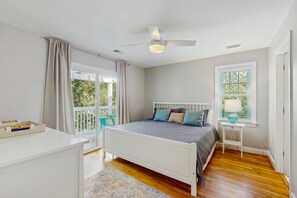 Iron/ironing board, WiFi, bed sheets - Spacious house with private deck, W/D, wifi - central location (Edisto Beach)