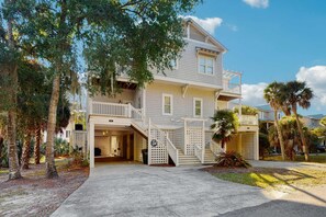 Exterior - Spacious house with private deck, W/D, wifi - central location (Edisto Beach)