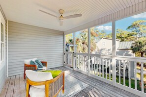 Terrace/patio - Spacious house with private deck, W/D, wifi - central location (Edisto Beach)