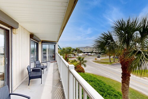 Comfortable Villa near the Beach w/ Balcony, WiFi, Washer/Dryer & Shared Pool