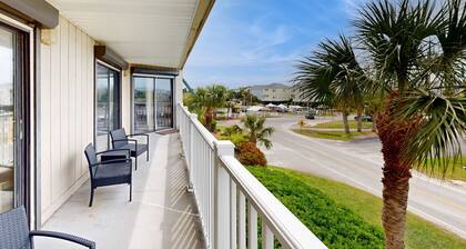 Comfortable Villa near the Beach w/ Balcony, WiFi, Washer/Dryer & Shared Pool