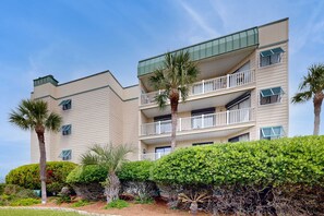 Exterior - Comfortable Villa near the Beach w/ Balcony, WiFi, Washer/Dryer & Shared Pool (Edisto Beach)