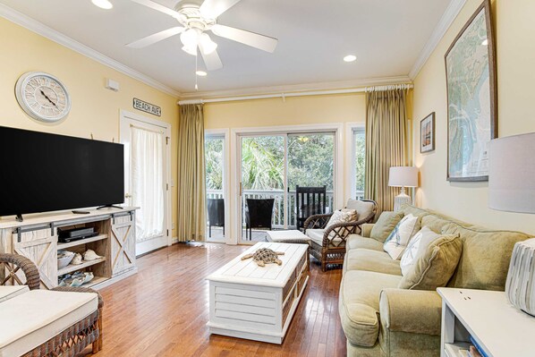 TV, DVD player, offices - Top-floor 3rd-row condo with balcony, AC, outdoor pool & beach access (Edisto Beach)