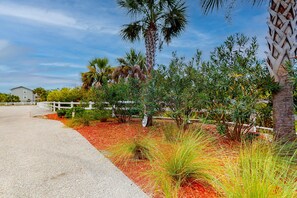 Property grounds - Top-floor 3rd-row condo with balcony, AC, outdoor pool & beach access (Edisto Beach)