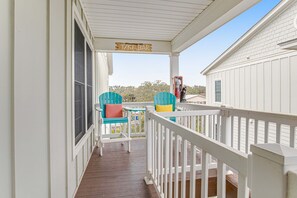 Property grounds - Top-floor 3rd-row condo with balcony, AC, outdoor pool & beach access (Edisto Beach)