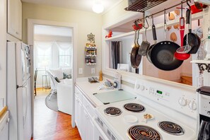 Geladeira, micro-ondas, fogão, cooktop