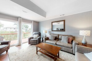 TV, DVD player, offices - Lovely, Dog-Friendly House Close to Beach w/Free WiFi, Central AC, Private Pool (Edisto Beach)