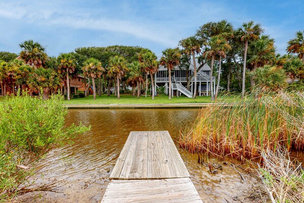 Property grounds - Lovely, Dog-Friendly House Close to Beach w/Free WiFi, Central AC, Private Pool (Edisto Beach)