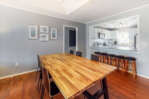 Dining - Lovely, Dog-Friendly House Close to Beach w/Free WiFi, Central AC, Private Pool (Edisto Beach)
