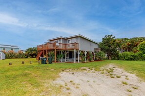 Exterior - Lovely, Dog-Friendly House Close to Beach w/Free WiFi, Central AC, Private Pool (Edisto Beach)