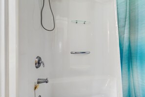 Shower, hair dryer, towels - Golf course-front condo with private balcony and minutes from beach (Edisto Beach)