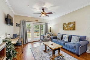 TV, DVD player, offices - Golf course-front condo with private balcony and minutes from beach (Edisto Beach)