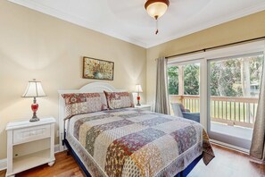 Desk, WiFi, bed sheets - Golf course-front condo with private balcony and minutes from beach (Edisto Beach)