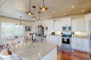 Fridge, microwave, oven, stovetop - Coastal home- Marsh Views with open floor plan and stunning sunsets (Edisto Island)