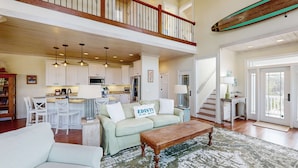 A spacious living area with a high ceiling, a dining area, and a kitchen. - Coastal home- Marsh Views with open floor plan and stunning sunsets (Edisto Island)
