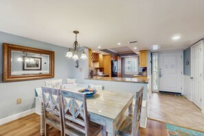 Dining - Oceanfront villa with WiFi, full kitchen, pool, & hot tub - beach nearby (Hilton Head)