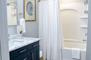 Shower, hair dryer, towels - Golf course adjacent, beach-themed condo with sunroom, washer/dryer, & AC (Edisto Beach)