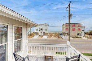 Property grounds - Enchanting & sunlit dog-friendly retreat with generous deck - steps to the sand (Edisto Beach)
