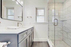 Shower, towels - Enchanting & sunlit dog-friendly retreat with generous deck - steps to the sand (Edisto Beach)