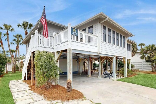 Exterior - Enchanting & sunlit dog-friendly retreat with generous deck - steps to the sand (Edisto Beach)