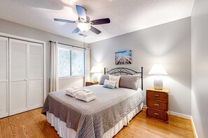 Iron/ironing board, WiFi, bed sheets - Peaceful & sunlit coastal escape with patio, AC, & W/D - near trails & the beach (Edisto Beach)