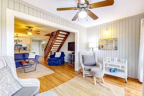 Peaceful & sunlit coastal escape with patio, AC, & W/D - near trails & the beach