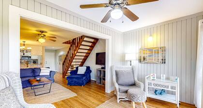 Peaceful & sunlit coastal escape with patio, AC, & W/D - near trails & the beach