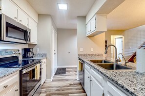 Fridge, microwave, oven, stovetop - Peaceful & sunlit coastal escape with patio, AC, & W/D - near trails & the beach (Edisto Beach)