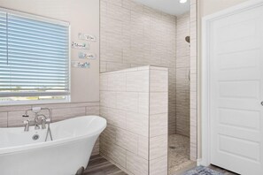 Hair dryer, towels, soap, shampoo - The Lodge On Salt Lake - New Build! (Rockport)